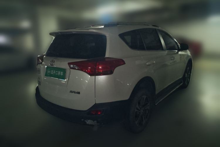 Used Toyota RAV4 2015 2.0L CVT Two-Wheel Drive Fashion Edition Rear Right 45 Deg
