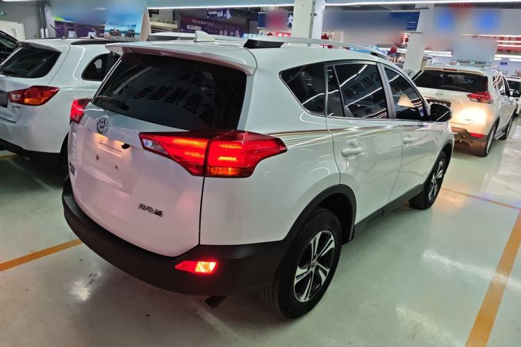 Used Toyota RAV4 2015 2.0L CVT Two-Wheel Drive Fashion Edition Rear Right 45 Deg