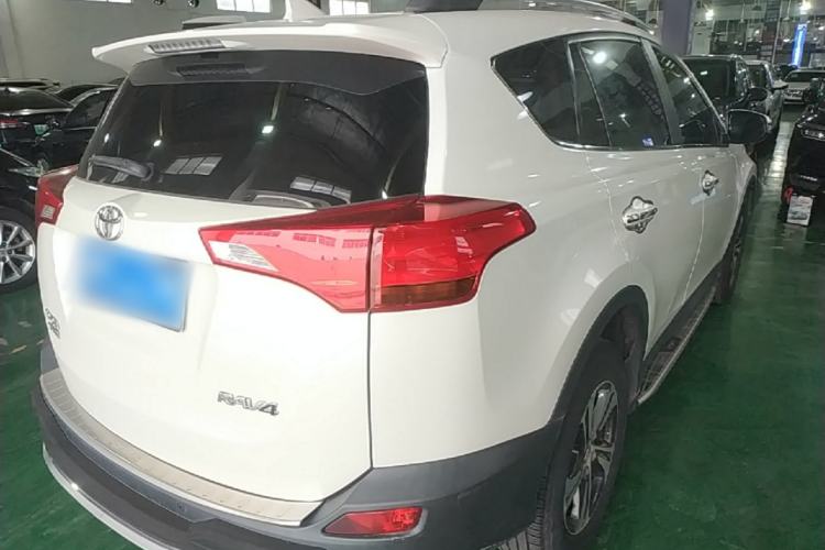 Used Toyota RAV4 2015 2.0L CVT Two-Wheel Drive Fashion Edition Rear Right 45 Deg