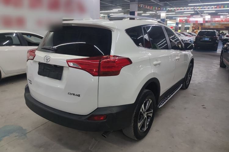 Used Toyota RAV4 2015 2.0L CVT Two-Wheel Drive Fashion Edition Rear Right 45 Deg