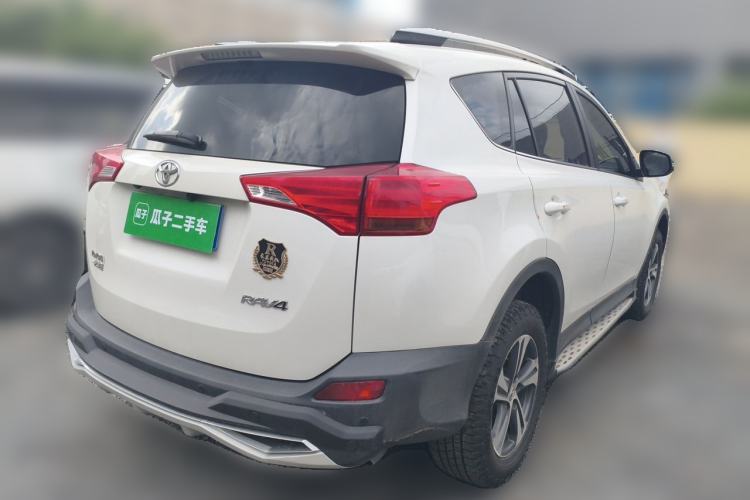 Used Toyota RAV4 2015 2.0L CVT Two-Wheel Drive Fashion Edition Rear Right 45 Deg