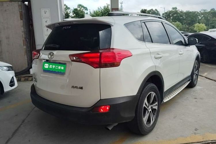 Used Toyota RAV4 2015 2.0L CVT Two-Wheel Drive Fashion Edition Rear Right 45 Deg