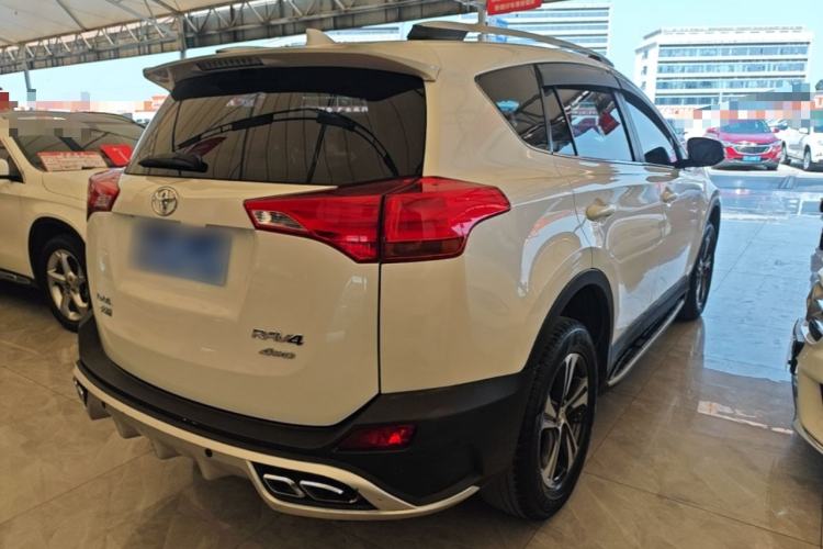Used Toyota RAV4 2015 2.0L CVT Two-Wheel Drive Fashion Edition Rear Right 45 Deg