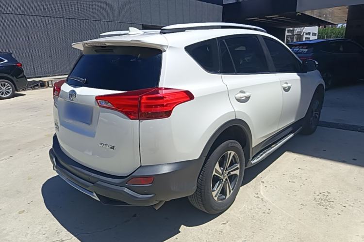 Used Toyota RAV4 2015 2.0L CVT Two-Wheel Drive Fashion Edition Rear Right 45 Deg