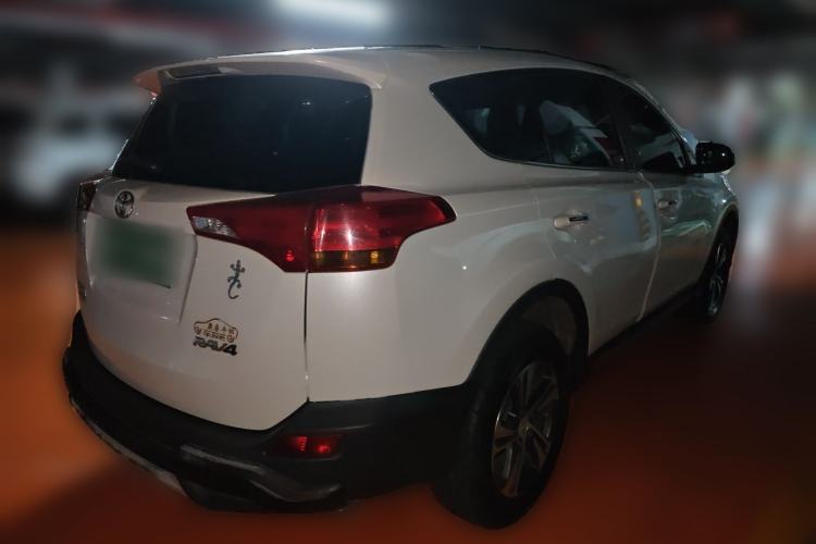 Used Toyota RAV4 2015 2.0L CVT Two-Wheel Drive Fashion Edition Rear Right 45 Deg