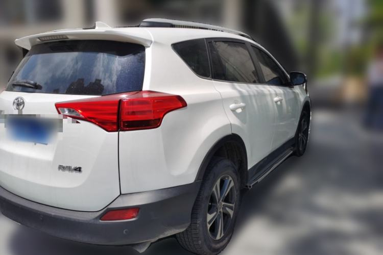 Used Toyota RAV4 2015 2.0L CVT Two-Wheel Drive Fashion Edition Rear Right 45 Deg