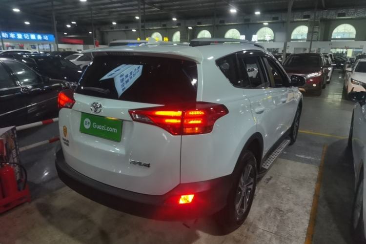 Used Toyota RAV4 2015 2.0L CVT Two-Wheel Drive Fashion Edition Rear Right 45 Deg