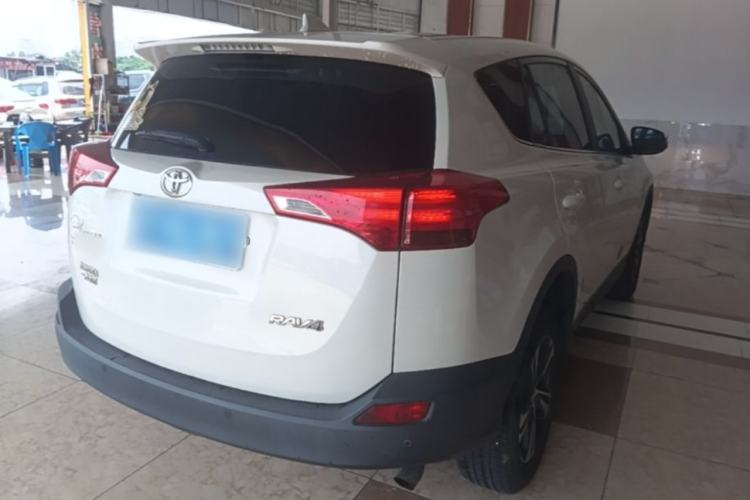 Used Toyota RAV4 2015 2.0L CVT Two-Wheel Drive Fashion Edition Rear Right 45 Deg
