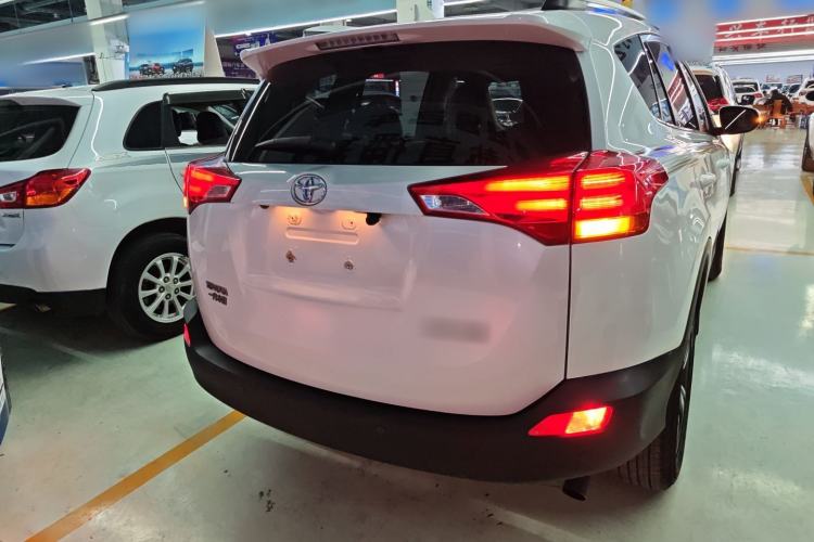 Used Toyota RAV4 2015 2.0L CVT Two-Wheel Drive Fashion Edition Rear