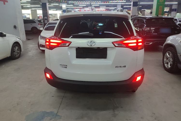 Used Toyota RAV4 2015 2.0L CVT Two-Wheel Drive Fashion Edition Rear