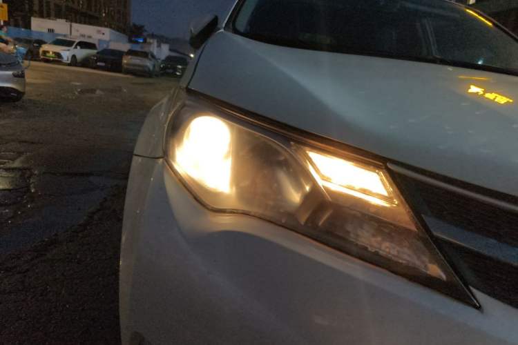 Used Toyota RAV4 2015 2.0L CVT Four-Wheel Drive New Edition Right Front Headlight