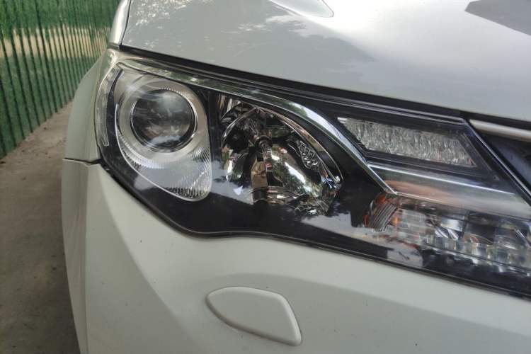 Used Toyota RAV4 2015 2.5L Automatic 4x4 Elite Edition Right Front Headlight