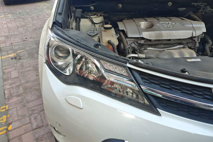 Used Toyota RAV4 2015 2.5L Automatic 4x4 Elite Edition Right Front Headlight
