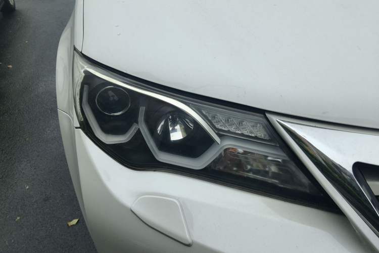 Used Toyota RAV4 2015 2.0L CVT Two-Wheel Drive Fashion Edition Right Front Headlight
