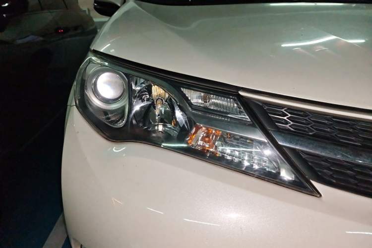 Used Toyota RAV4 2015 2.0L CVT Two-Wheel Drive Fashion Edition Right Front Headlight