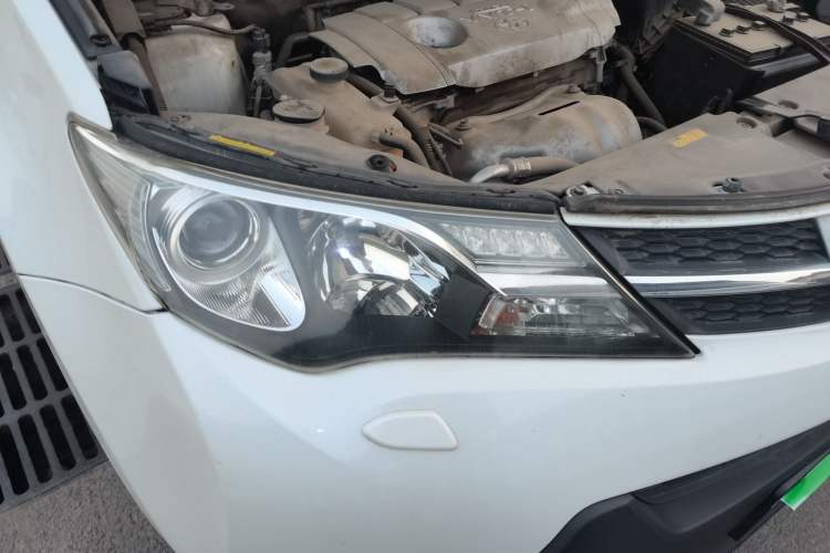 Used Toyota RAV4 2015 2.5L Automatic 4x4 Elite Edition Right Front Headlight