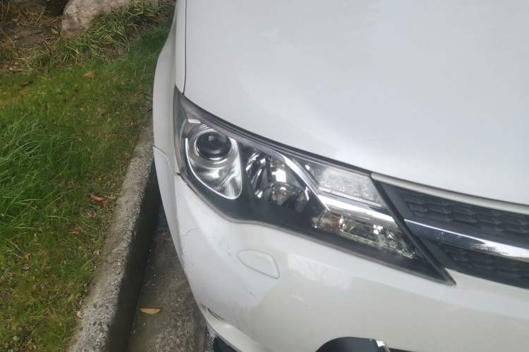 Used Toyota RAV4 2015 2.5L Automatic 4x4 Elite Edition Right Front Headlight