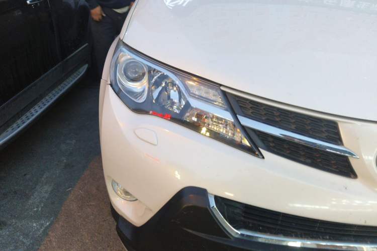 Used Toyota RAV4 2015 2.5L Automatic 4x4 Elite Edition Right Front Headlight