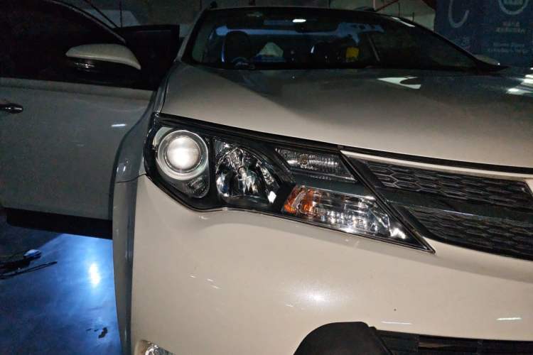 Used Toyota RAV4 2015 2.0L CVT Four-Wheel Drive New Edition Right Front Headlight