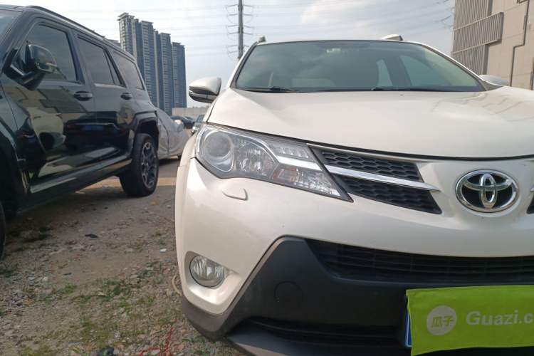 Used Toyota RAV4 2015 2.5L Automatic 4x4 Elite Edition Right Front Headlight