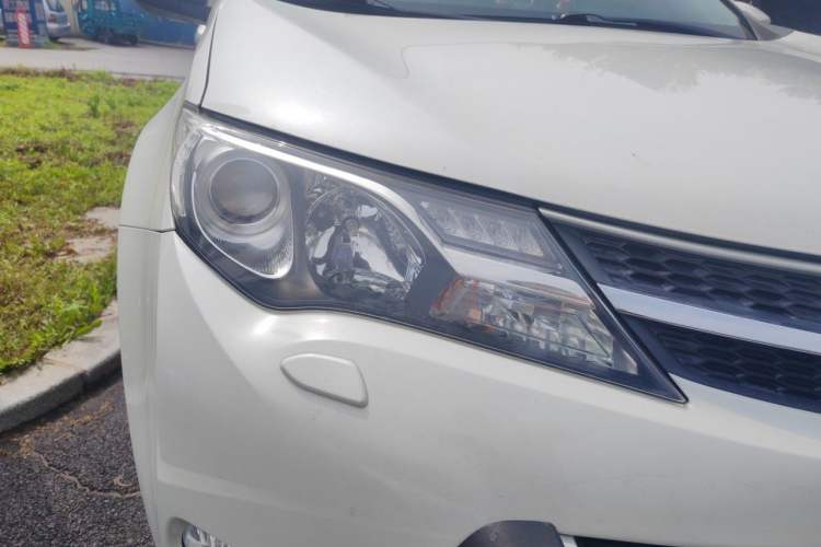 Used Toyota RAV4 2015 2.5L Automatic 4x4 Elite Edition Right Front Headlight