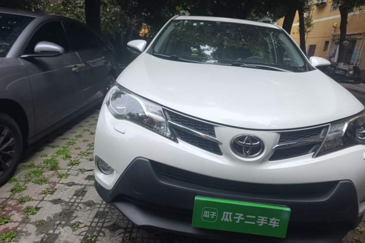 Used Toyota RAV4 2015 2.5L Automatic 4x4 Elite Edition Right Front Headlight
