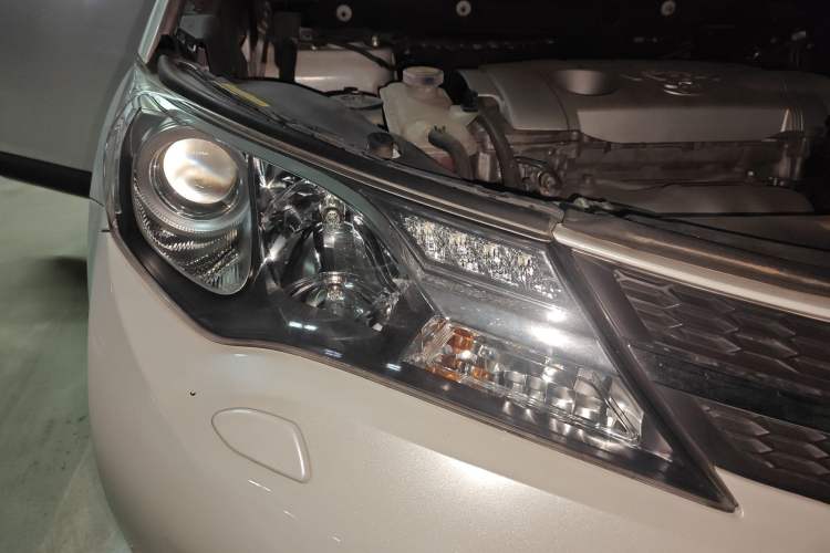 Used Toyota RAV4 2015 2.5L Automatic 4x4 Elite Edition Right Front Headlight