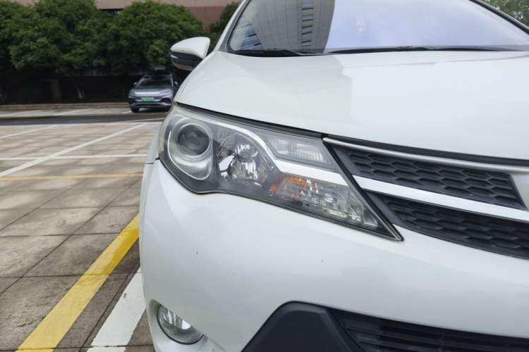 Used Toyota RAV4 2015 2.0L CVT Two-Wheel Drive Fashion Edition Right Front Headlight
