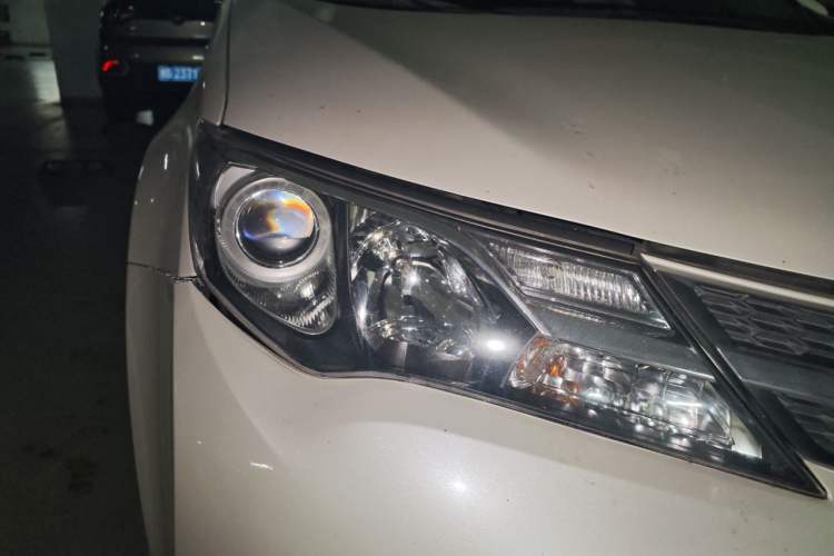 Used Toyota RAV4 2015 2.0L CVT Two-Wheel Drive Fashion Edition Right Front Headlight