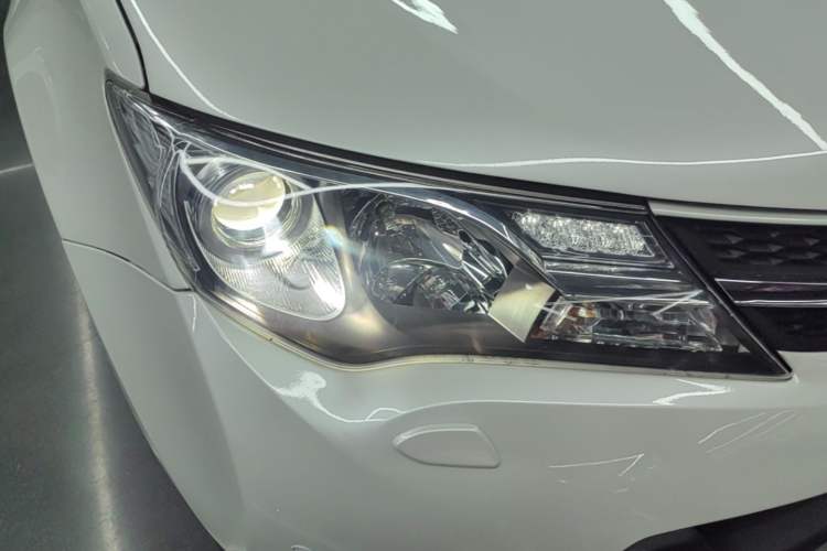 Used Toyota RAV4 2015 2.5L Automatic 4x4 Elite Edition Right Front Headlight