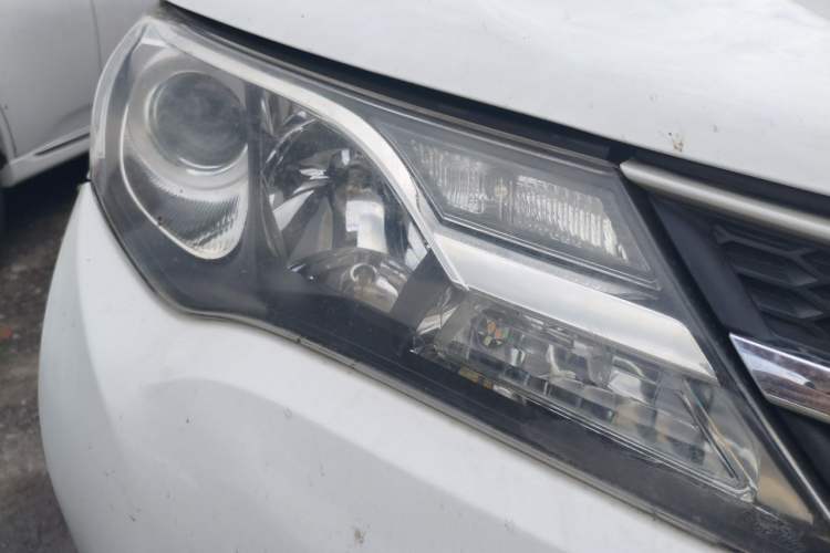 Used Toyota RAV4 2015 2.0L CVT Two-Wheel Drive Fashion Edition Right Front Headlight