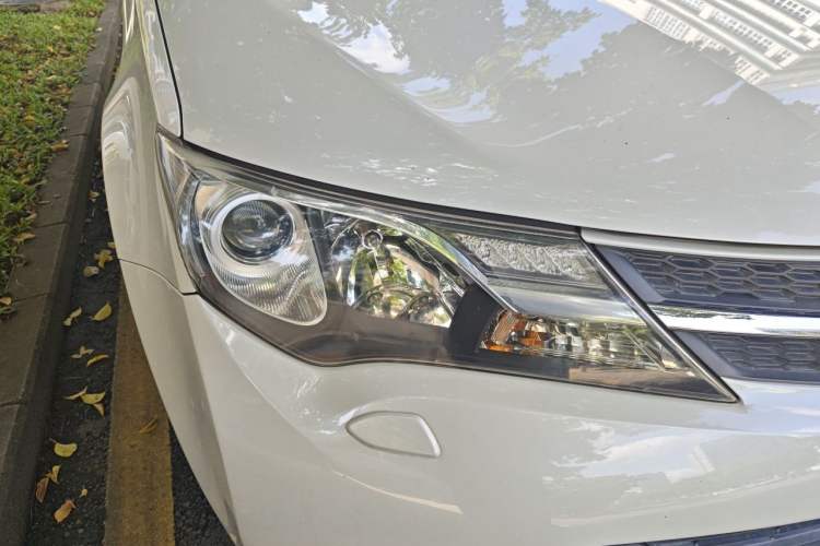 Used Toyota RAV4 2015 2.5L Automatic 4x4 Elite Edition Right Front Headlight
