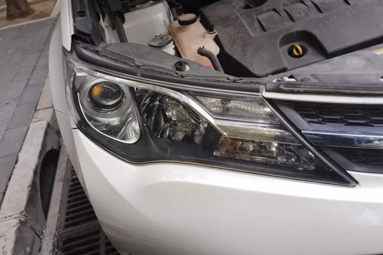 Used Toyota RAV4 2015 2.0L CVT Two-Wheel Drive Fashion Edition Right Front Headlight