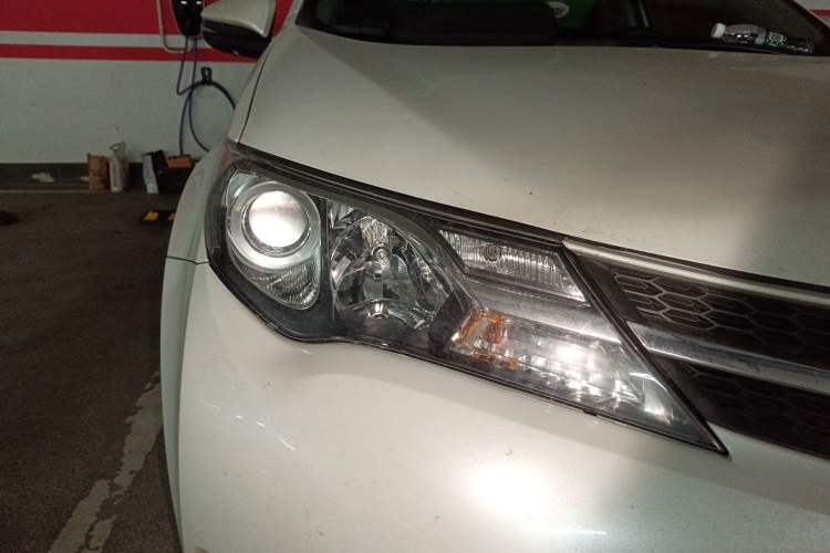 Used Toyota RAV4 2015 2.0L CVT Two-Wheel Drive Fashion Edition Right Front Headlight