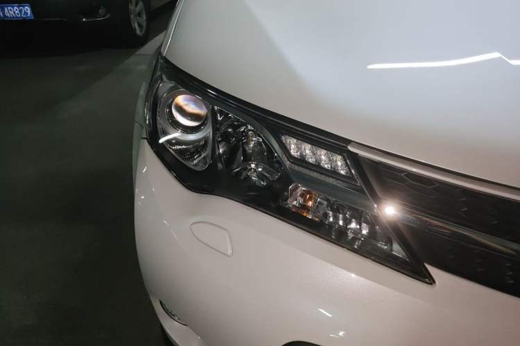 Used Toyota RAV4 2015 2.5L Automatic 4x4 Elite Edition Right Front Headlight
