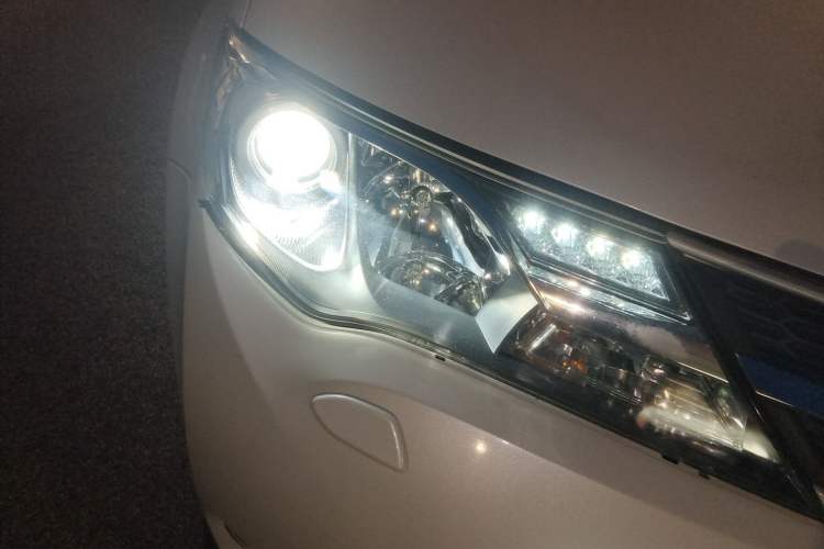 Used Toyota RAV4 2015 2.5L Automatic 4x4 Elite Edition Right Front Headlight