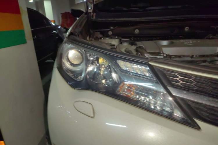 Used Toyota RAV4 2015 2.5L Automatic 4x4 Elite Edition Right Front Headlight