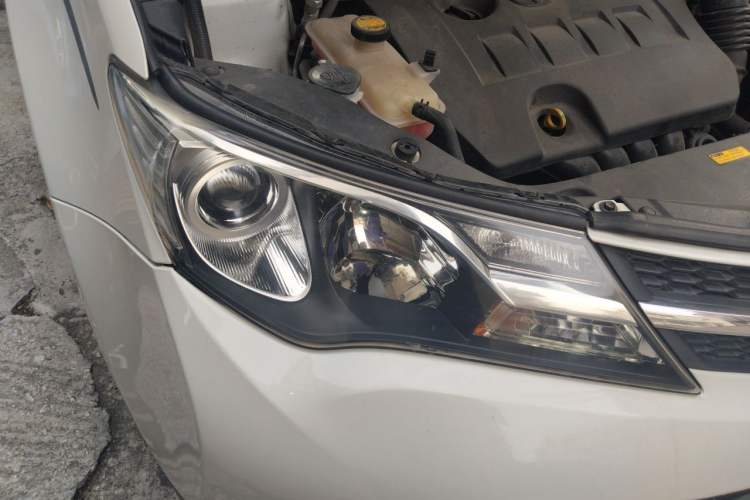 Used Toyota RAV4 2015 2.0L CVT Two-Wheel Drive Fashion Edition Right Front Headlight