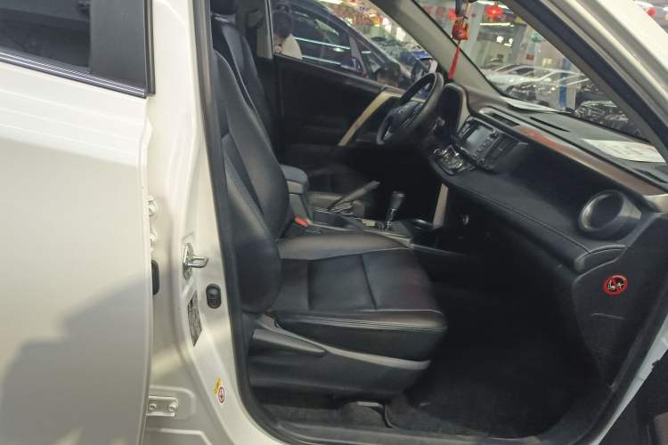 Used Toyota RAV4 2015 2.0L CVT Two-Wheel Drive Fashion Edition Right Front Seat