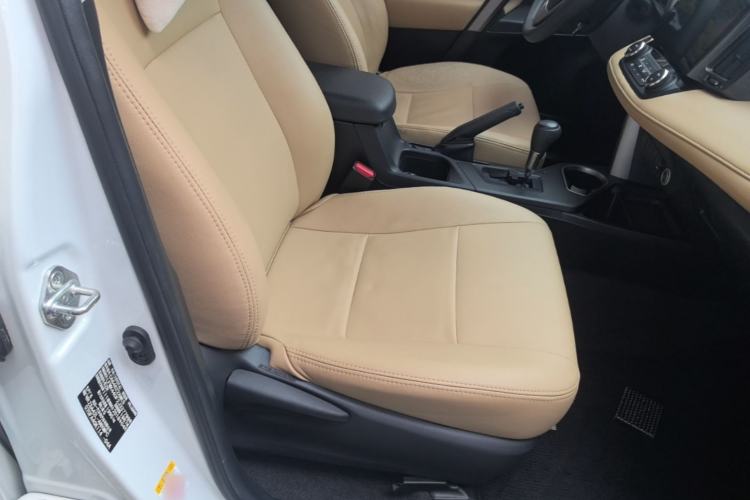 Used Toyota RAV4 2015 2.0L CVT Two-Wheel Drive Fashion Edition Right Front Seat