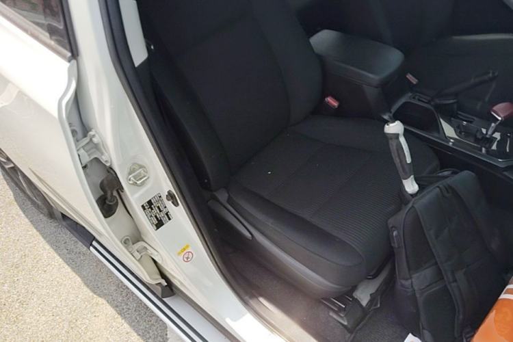 Used Toyota RAV4 2015 2.0L CVT Two-Wheel Drive Fashion Edition Right Front Seat