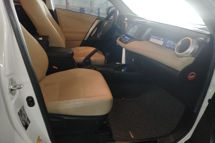 Used Toyota RAV4 2015 2.0L CVT Two-Wheel Drive Fashion Edition Right Front Seat