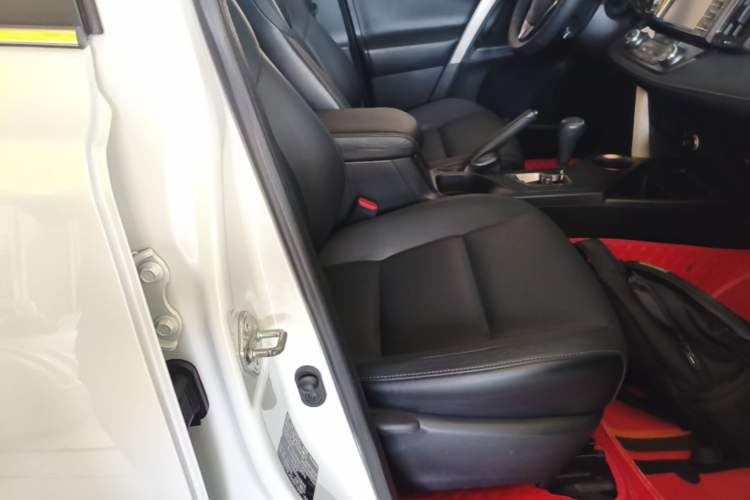 Used Toyota RAV4 2015 2.5L Automatic 4x4 Elite Edition Right Front Seat