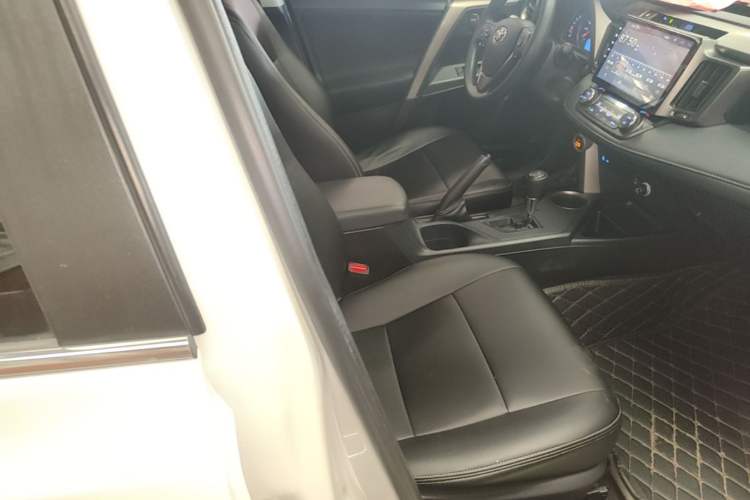 Used Toyota RAV4 2015 2.0L CVT Two-Wheel Drive Fashion Edition Right Front Seat