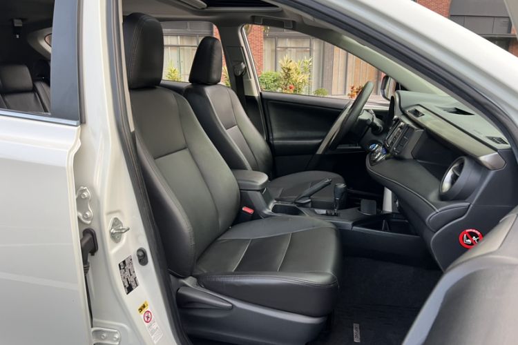 Used Toyota RAV4 2015 2.0L CVT Two-Wheel Drive Fashion Edition Right Front Seat