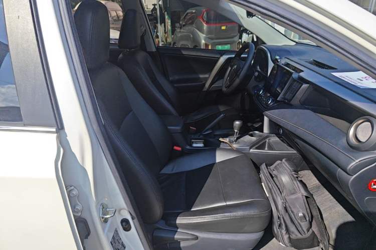 Used Toyota RAV4 2015 2.0L CVT Two-Wheel Drive Fashion Edition Right Front Seat