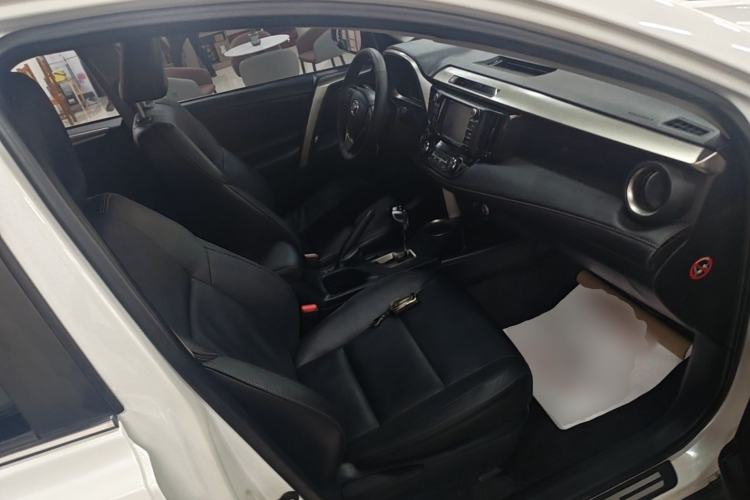 Used Toyota RAV4 2015 2.5L Automatic 4x4 Elite Edition Right Front Seat
