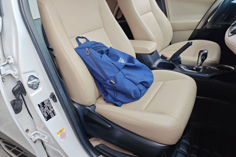 Used Toyota RAV4 2015 2.0L CVT Two-Wheel Drive Fashion Edition Right Front Seat