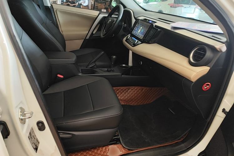 Used Toyota RAV4 2015 2.0L CVT Two-Wheel Drive Fashion Edition Right Front Seat