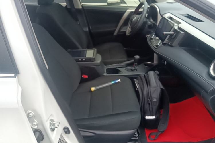 Used Toyota RAV4 2015 2.0L CVT Two-Wheel Drive Fashion Edition Right Front Seat